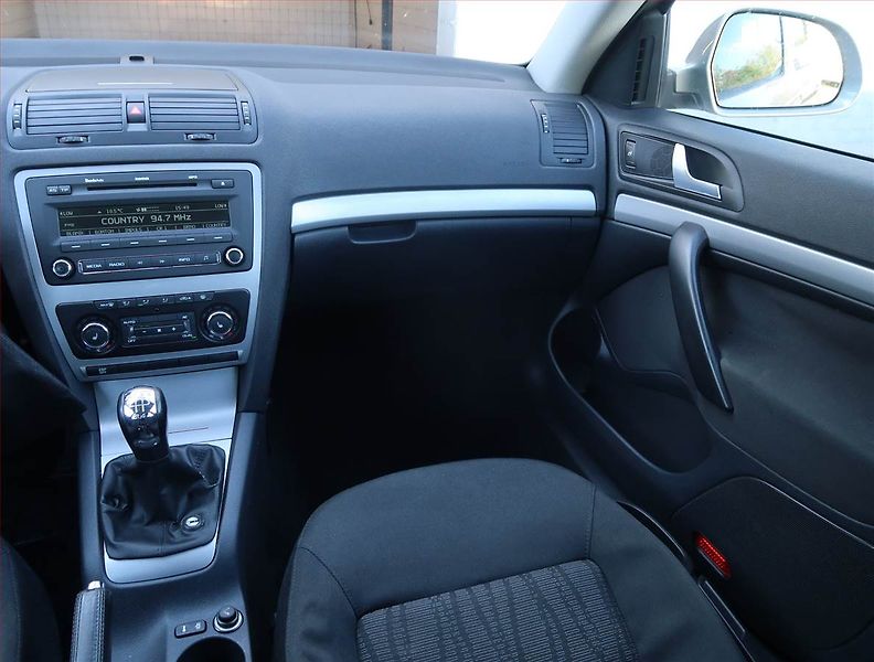 Škoda Octavia (2009) Elegance 1.6, Park. senzory - fotka 8 z 14