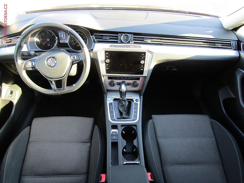 Volkswagen Passat (2018) 1.6 TDi, DSG, AC - fotka 8 z 18