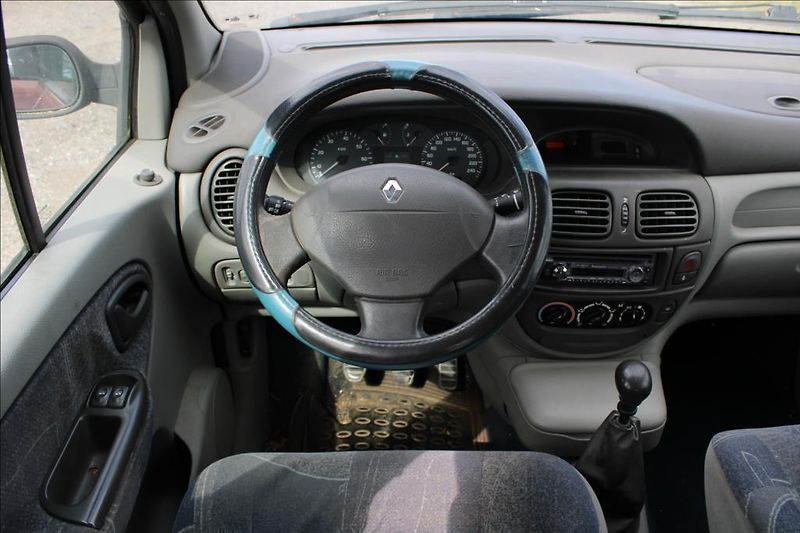 Renault Scénic 1,9 DCi  STK 8/2028, TAŽNÉ - fotka 12 z 22