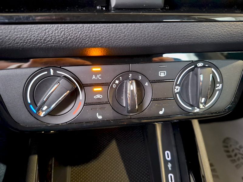 Škoda Kamiq (2025) SELECTION TSI 85/1.0 M6F - fotka 28 z 30