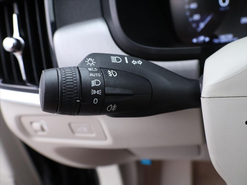 Volvo V90 2,0 D4 140kW Drive-E Momentum - fotka 20 z 35