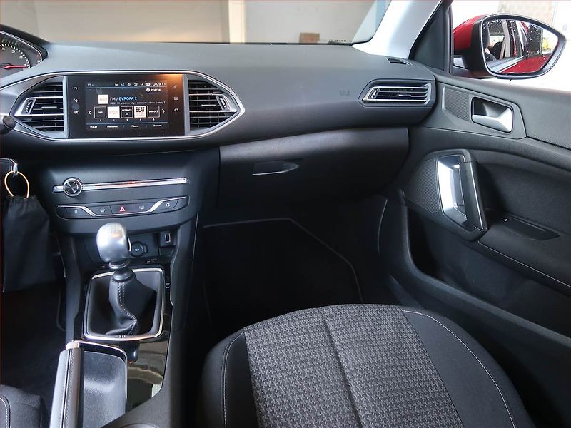 Peugeot 308 (2018) 1.2 PureTech, ČR,1.maj - fotka 8 z 16