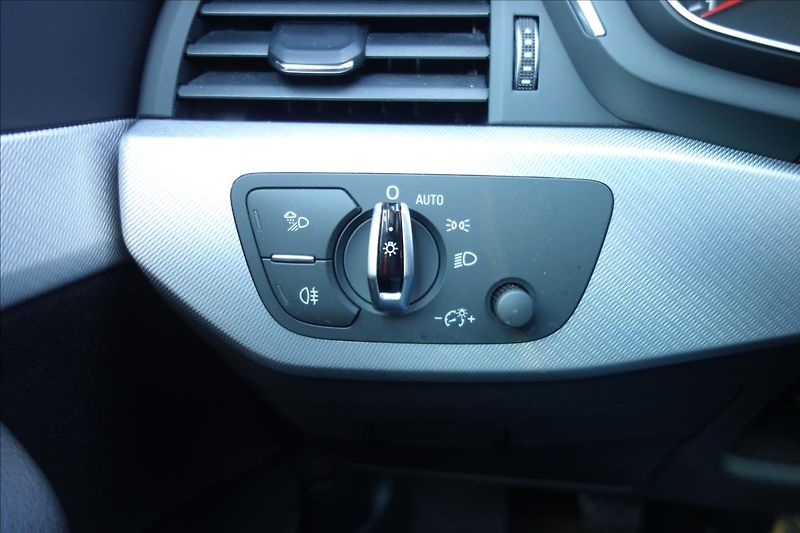 Audi A4 2,0 TDi, ČR, 1 MAJ., SERV. KN. - fotka 36 z 39