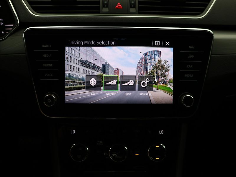 Škoda Superb 2.0 TDI 110kW Style LED  DSG - fotka 19 z 28