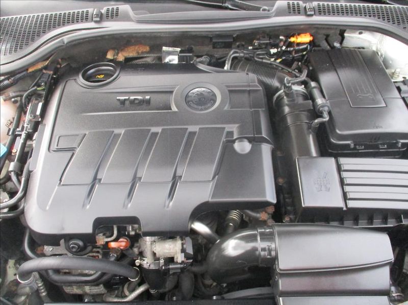 Škoda Octavia 2,0 TDI RS, aut.klima,tažné, - fotka 36 z 38