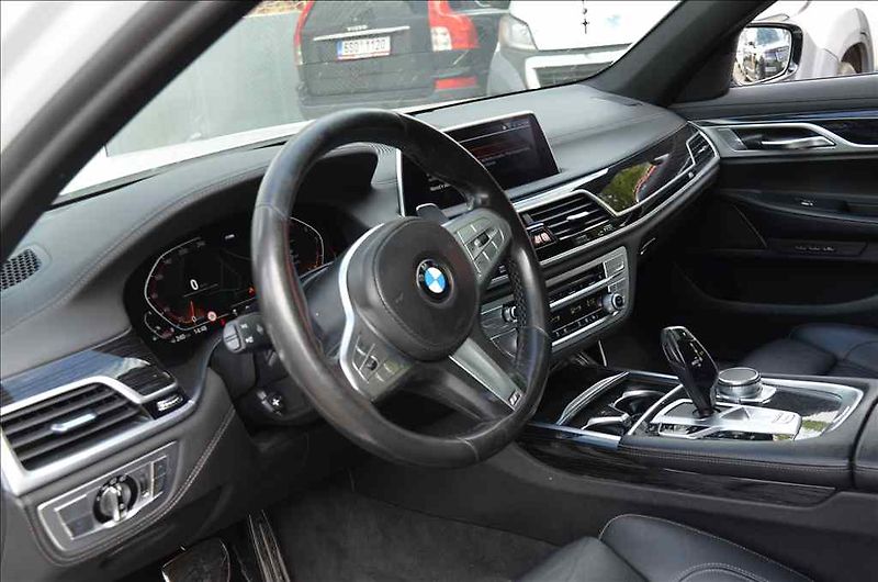 BMW Řada 7 (2019) L 740 I 3,0 - fotka 20 z 30