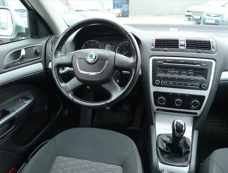 Škoda Octavia (2011) Ambiente 1.4 TSI, Serv.kniha - fotka 7 z 15