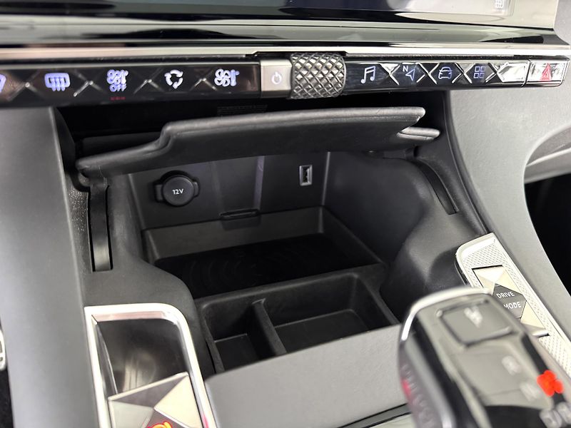 DS Automobiles DS7 Crossback 1,6 E-TENSE 300*AT8*4x4*RIVOLI - fotka 32 z 47