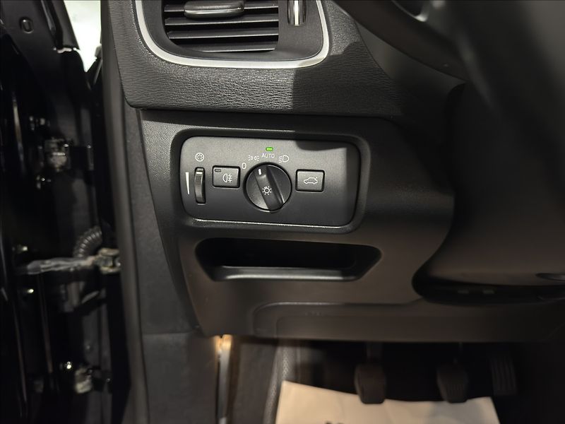 Volvo V40 1,6   D2 MOMENTUM BI-XEN VÝHŘE - fotka 13 z 42
