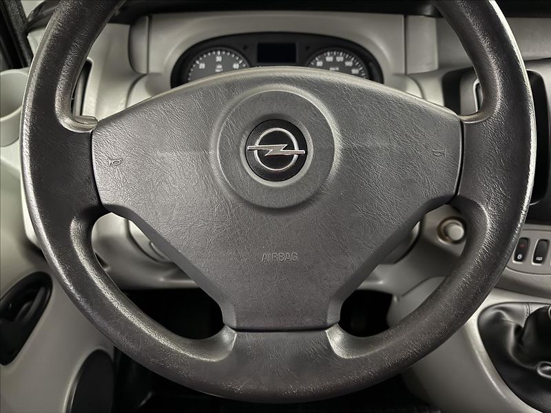 Opel Vivaro 2,5 107kW 9MÍST AC TAŽNÉ 1.MAJ - fotka 8 z 30