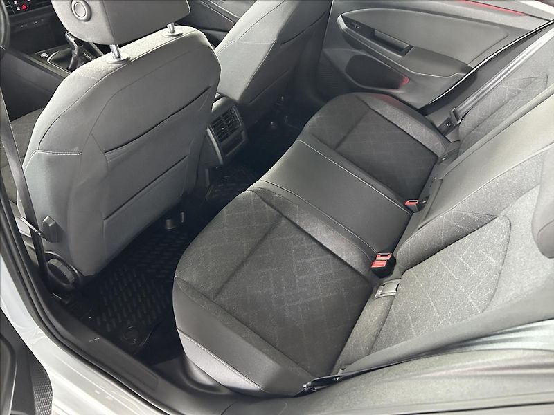 Volkswagen Golf 1,5   TSI,96kW,SERVISKA,LIFE - fotka 25 z 28
