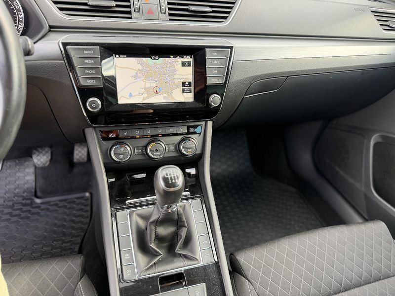 Škoda Superb 2.0 TDi, 110kw, manual, tažné - fotka 12 z 13