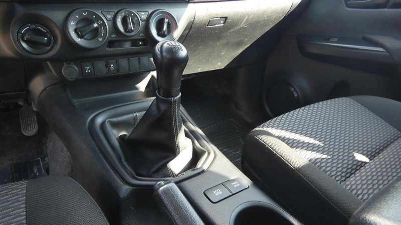 Toyota Hilux 2.4 D-4D Double Cab 4x4 Live - fotka 6 z 23