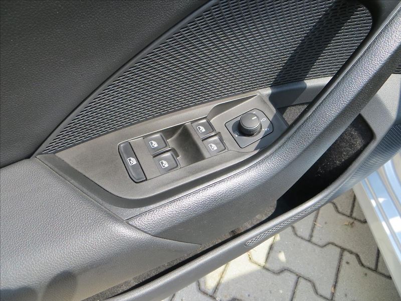 Škoda Octavia 2,0 TDI Ambition ČR - fotka 12 z 25
