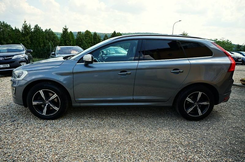 Volvo XC60 (2017) R-DESING 2,4 D4 140 kW - fotka 7 z 57