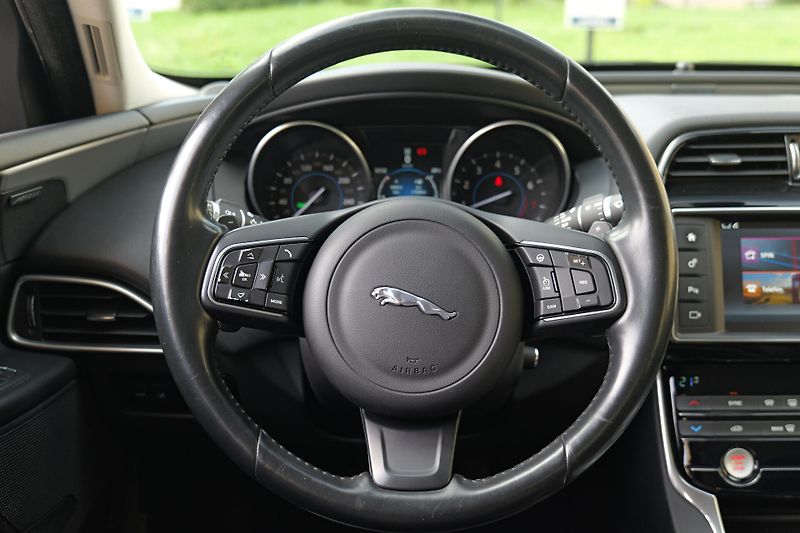 Jaguar XE 20t Prestige Meridian Kůže - fotka 21 z 35