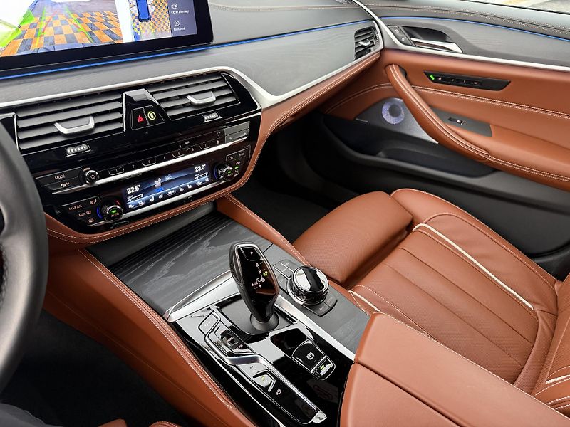 BMW Řada 5 530e*4x4*DPH*Top Výbava* - fotka 29 z 42