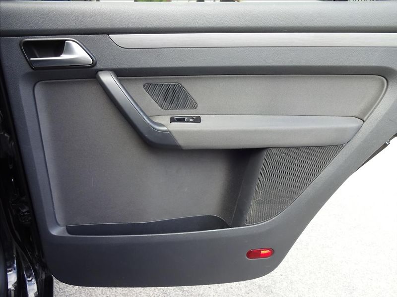 Volkswagen Touran 2,0 TDI 103kW 7.MÍST - fotka 30 z 55