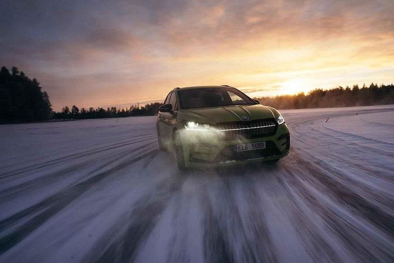 Automobilka Škoda pokořila s plně elektrickým vozem SUV Enyaq RS rekord v nejdelším souvislém driftu na ledě.