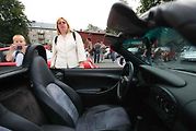 PORSCHE MNOHA PODOB A BAREV. Automobily Porsche přilákaly na výstaviště stovky lidí, kteří obdivovali jejich rozmanitost a nádheru. Pro mnohé z nich je tahle značka srdeční záležitostí.