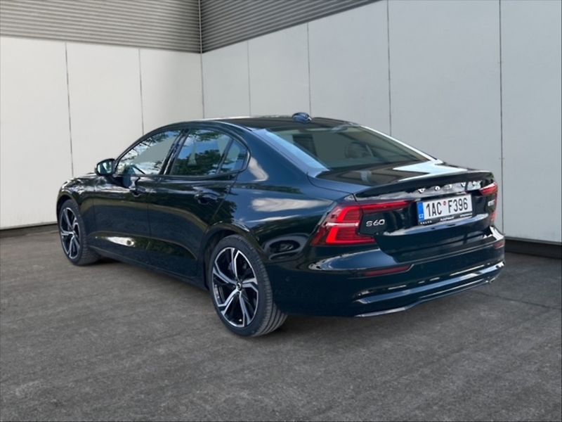 Volvo S60 2,0 B5 Ultimate Dark AWD AT - fotka 4 z 11