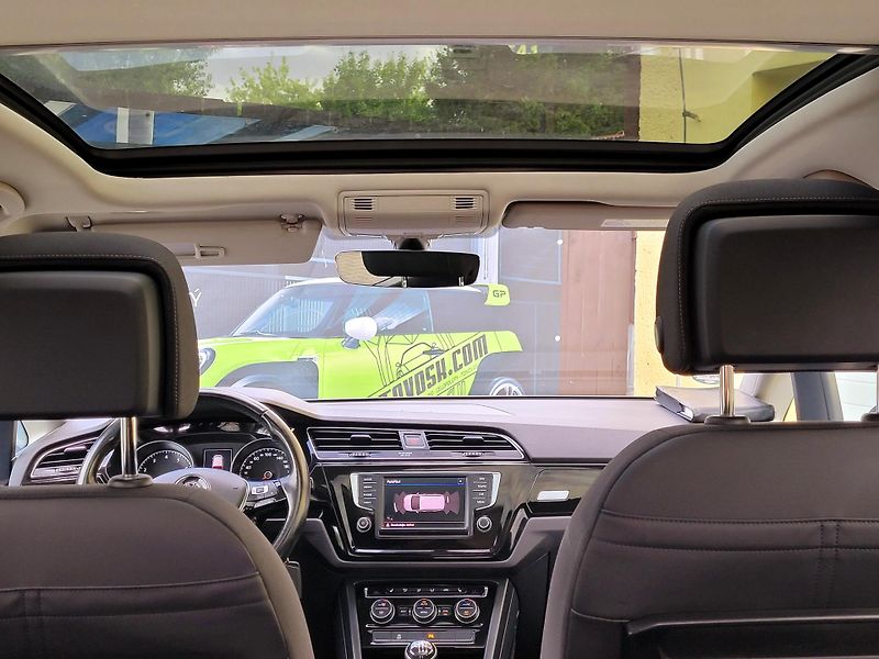 Volkswagen Touran TSi *CEBIA* 1.maj,SERV.KNIHA - fotka 17 z 47