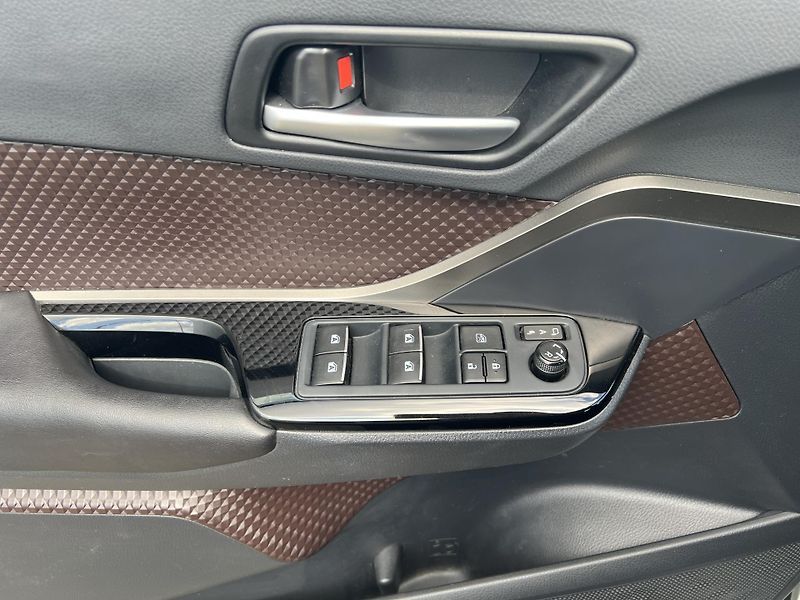 Toyota C-HR (2018) 1.8 VVT-i E-CVT - fotka 14 z 39