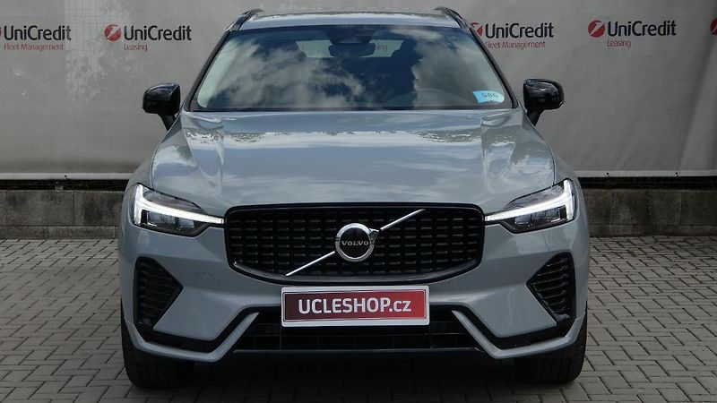 Volvo XC60 B4 mHEV AWD Plus Dark - fotka 2 z 23