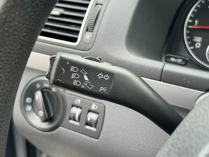 Volkswagen Touran (2012) Trendline 1.6 TDI 77kW - fotka 28 z 31