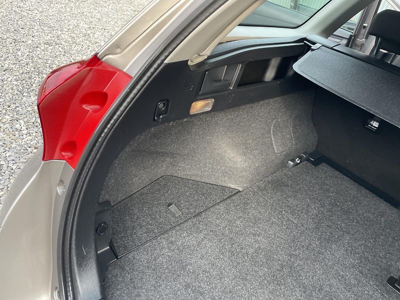 Toyota Auris 1.8i 16v HYBRID AUT NAVI CAM!! - fotka 109 z 166