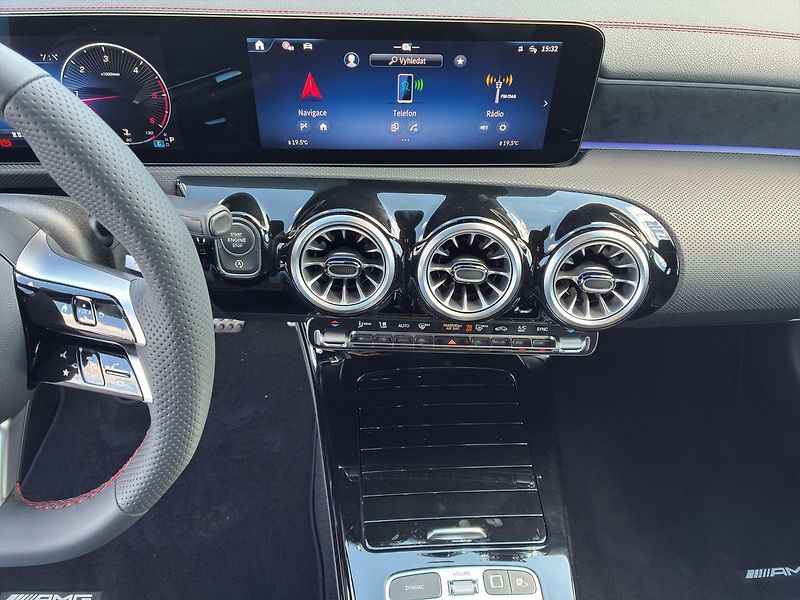 Mercedes-Benz CLA 200 d Shooting Brake AMG - fotka 18 z 26