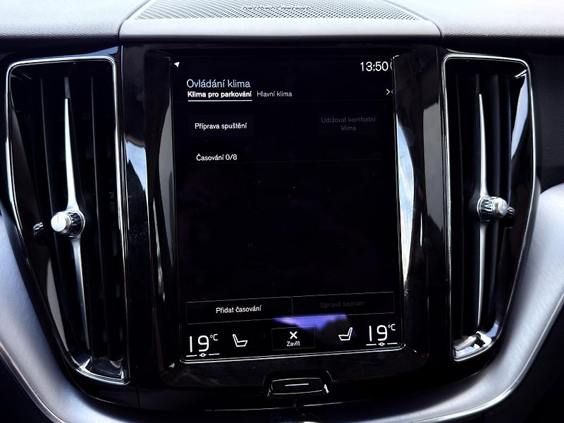 Volvo XC60 B4 AWD (nafta) // REZERVACE - fotka 42 z 47