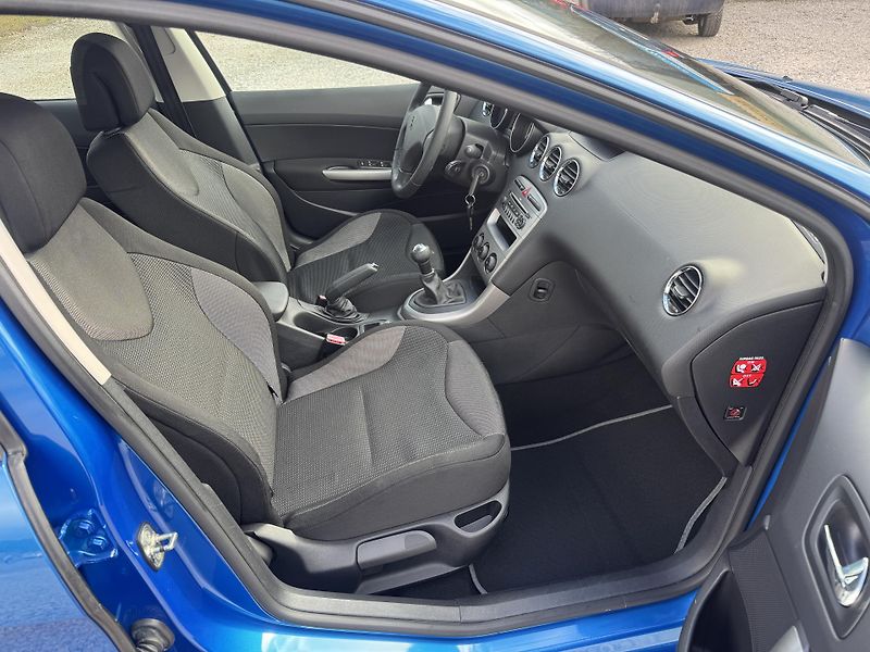 Peugeot 308 (2008) 1.6-16V,rezervace  - fotka 23 z 36