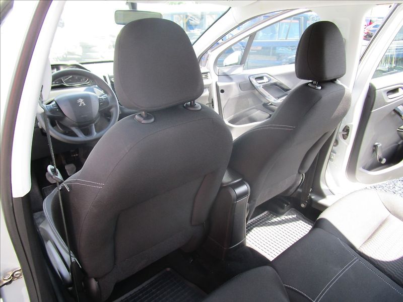 Peugeot 208 1.2i Klima, Navi - fotka 26 z 38