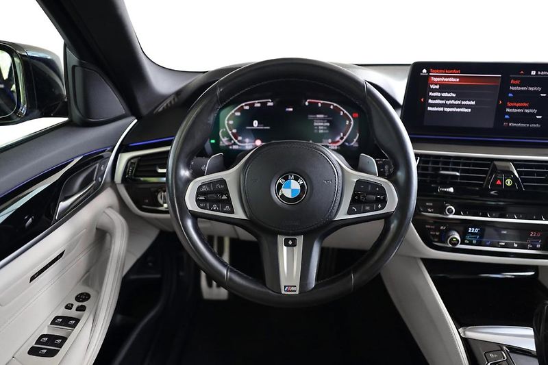 BMW Řada 5 530d xDrive Touring - fotka 29 z 33