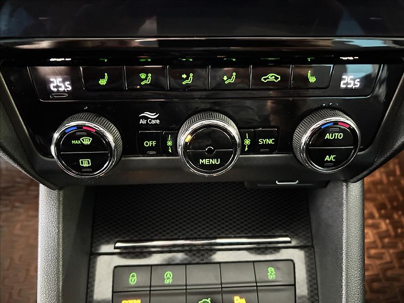 Škoda Octavia 2,0   TSI 180kW,RS,MANUÁL,SERV - fotka 22 z 34