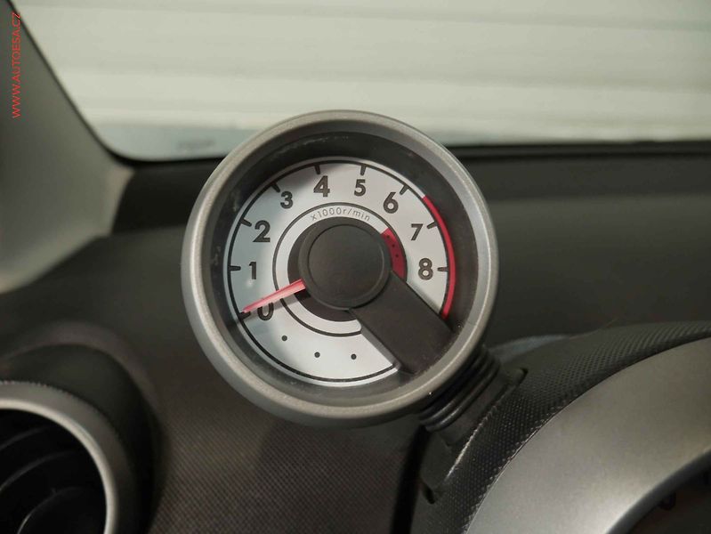 Citroën C1 (2012) 1.0i, 1.maj, AC, el. výbava - fotka 12 z 16