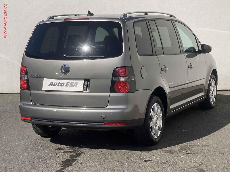 Volkswagen Touran (2010) 1.6i, Freestyle, navi - fotka 4 z 17