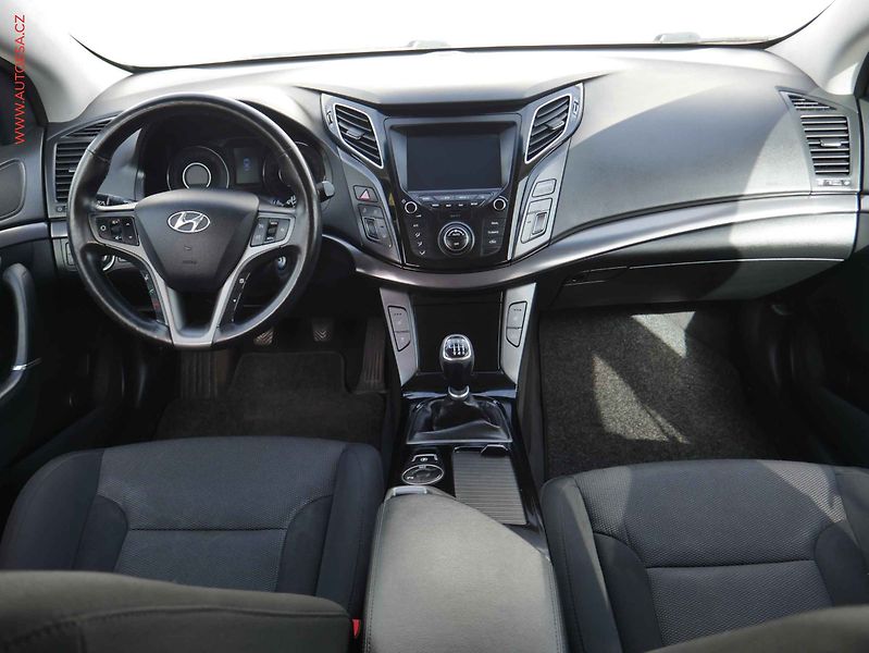 Hyundai i40 (2018) 1.6CRDi, ČR, TZ, výhř.sed. - fotka 8 z 17