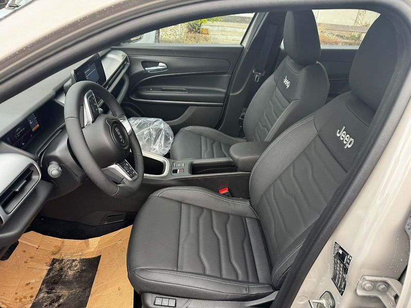 Jeep Avenger 4xe Upland 1.2 Turbo e-Hybrid - fotka 11 z 12
