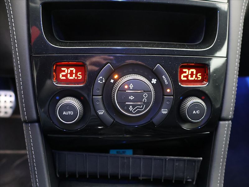 Peugeot RCZ 1,6 16V 147kW Allure Navi - fotka 22 z 32