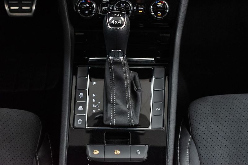 Škoda Superb 2.0 TDI 4x4*SPORTLINE*CANTON* - fotka 24 z 46