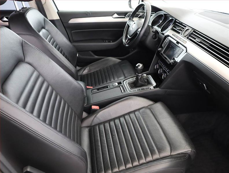 Volkswagen Passat (2016) 2.0 TDI, Kůže, Navi, Tempomat - fotka 7 z 17