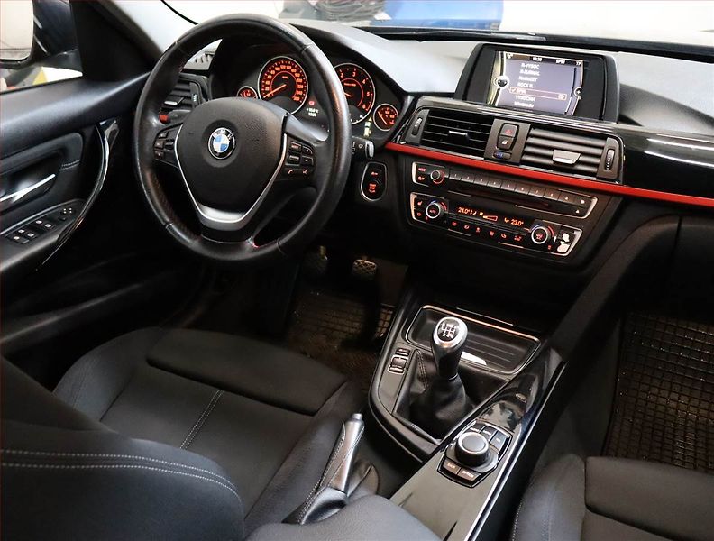 BMW Řada 3 (2013) 318 d, Xenony, Tempomat - fotka 7 z 23