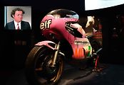 Francouzský komik Coluche miloval motorky. Na snímku je Yamaha 750 OW31, se kterou 29. září 1985 dosáhl rychlostního rekordu na letmý kilometr.