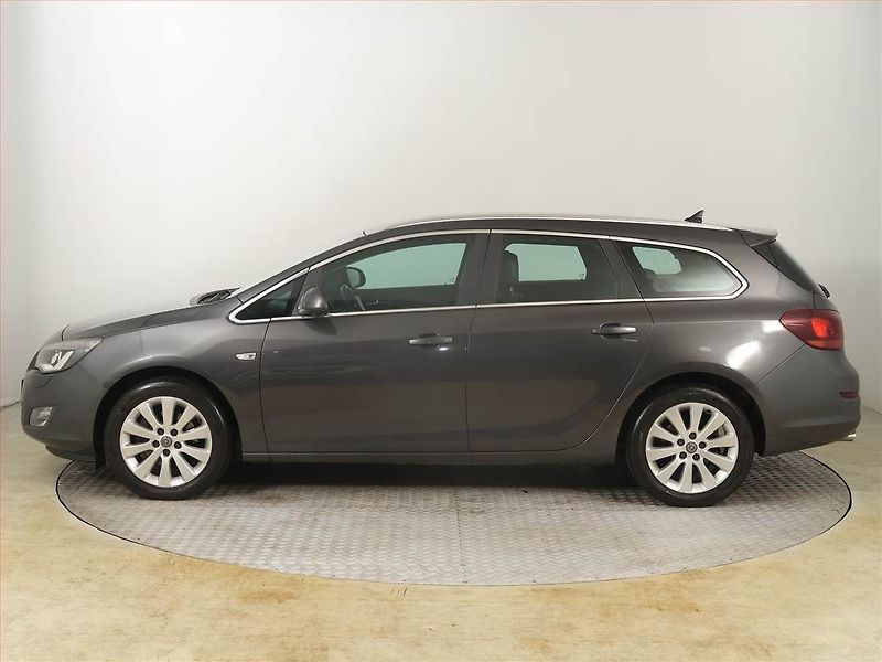 Opel Astra (2011) 2.0 CDTI, Navi, Xenony - fotka 3 z 17