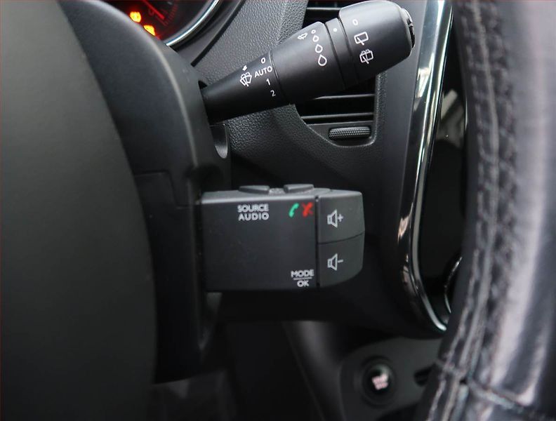 Renault Captur (2016) 1.2 TCe, Automat, Tempomat - fotka 17 z 22