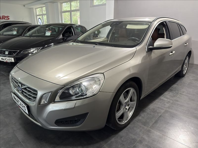 Volvo V60 2,0   T5 177KW SUMMUM XENON - fotka 3 z 38