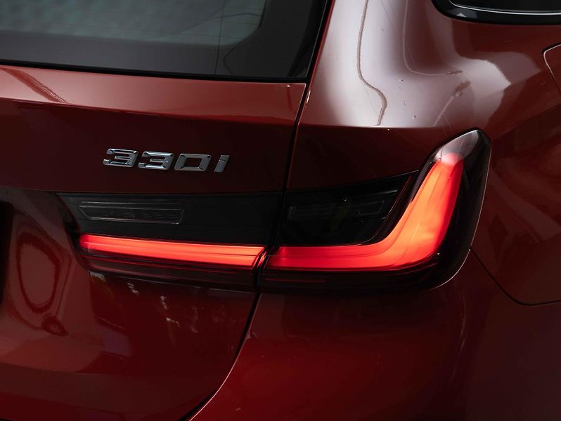 BMW Řada 3 330i Touring - fotka 10 z 22