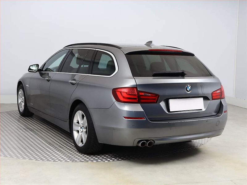 BMW Řada 5 (2012) 530d xDrive, 4X4, Automat - fotka 4 z 21